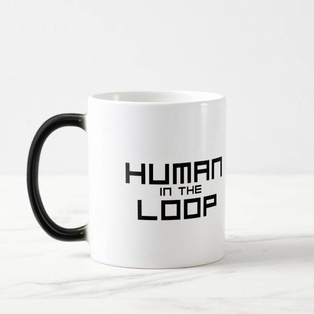 Human in the Loop Minimalistisk Morfande Mugg (Vänster)