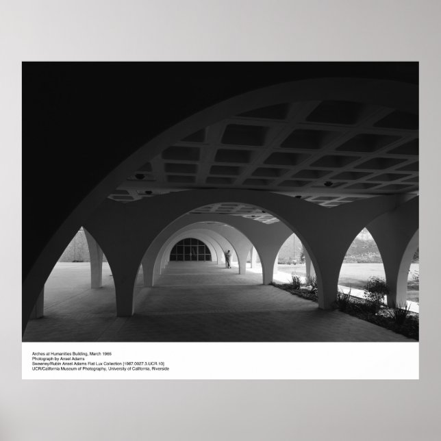 Humaniora Byggnad, mars 1966 av Ansel Adams Poster (Framsidan)