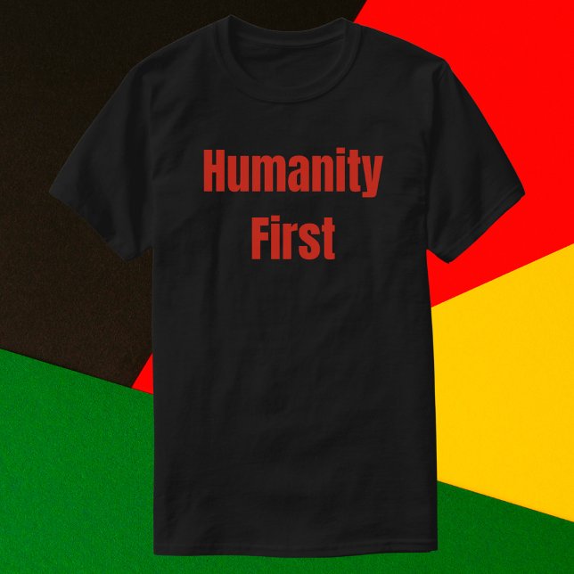 Humanitet första fetstilt röd text t shirt (Skapare uppladdad)