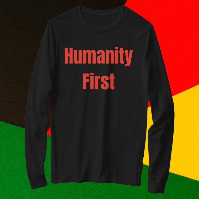 Humanitet första fetstilt röd text t shirt (Skapare uppladdad)