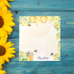 Humla honung gult blommigt monogram anteckningsblock<br><div class="desc">Cute humla,  gult blommigtar och droppar honung från en honungskomb. Anpassa och lägg till ett namn. Namn är skrivet i svart med ett modernt handskript i stil.</div>