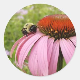 Humla på Flower Sticker Runt Klistermärke