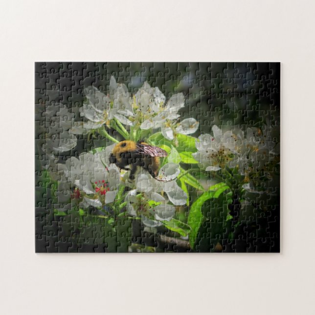 Humla på Pear Träd Flower Pussel (Horisontell)