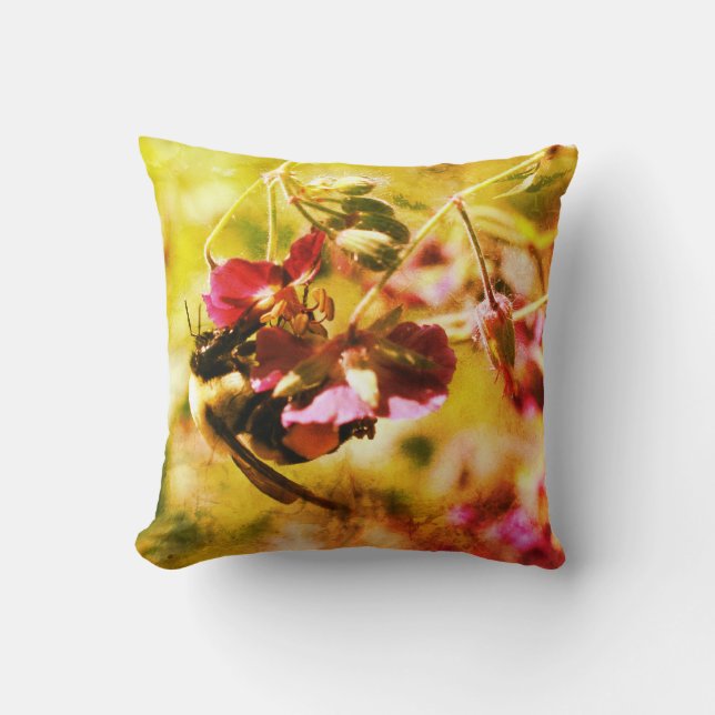 Humla på Rosa Blommor Abstrakt Grunge Kudde (Framsida)