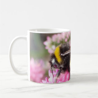 Humla på rosa blommor kaffemugg
