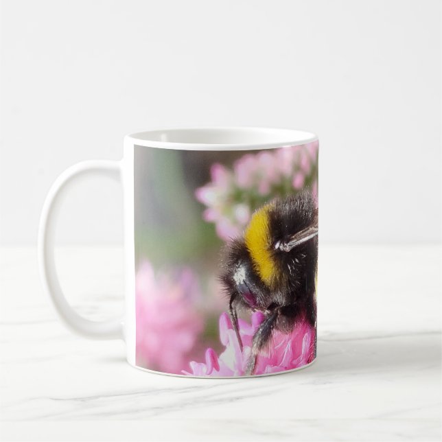 Humla på rosa blommor  kaffemugg (Vänster)
