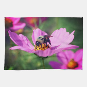 Humla på Rosa Cosmos blomma Kökshandduk