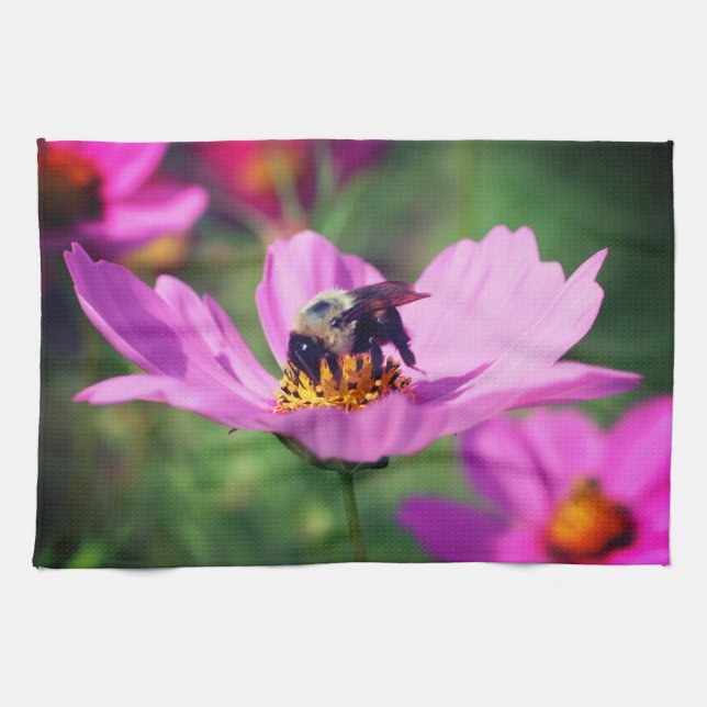 Humla på Rosa Cosmos blomma Kökshandduk (Horisontell)