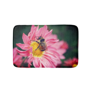 Humla på Rosa Daisy blomma 2 Badrumsmatta
