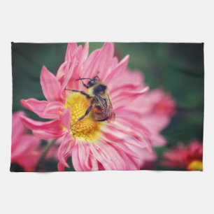 Humla på Rosa Daisy blomma 2 Kökshandduk