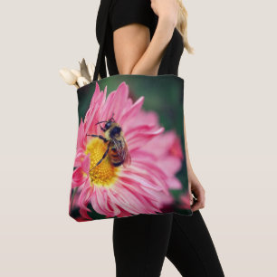 Humla på Rosa Daisy blomma Tygkasse
