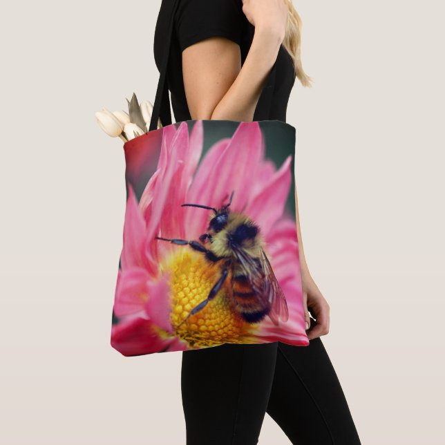 Humla på Rosa Daisy Blunda nära Tygkasse (Närbild)