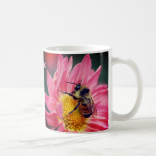 Humla på Rosa Daisy Flower Personlig Kaffemugg