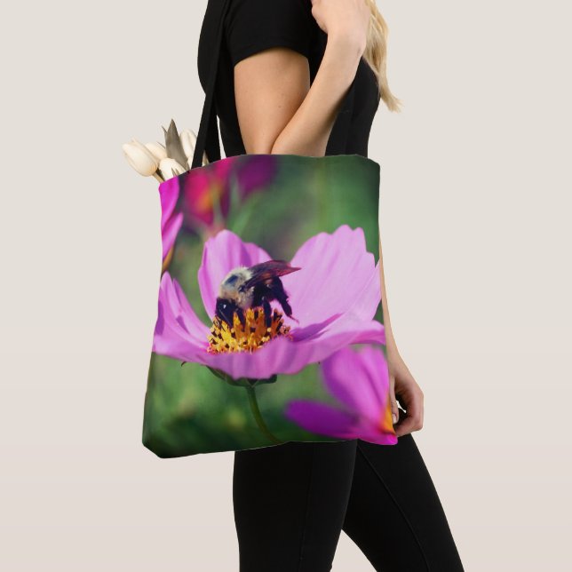 Humla på rosa kosmosblomma närbild  tygkasse (Närbild)