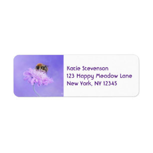 Humla Perched på en Lila Flower Returadress Etikett