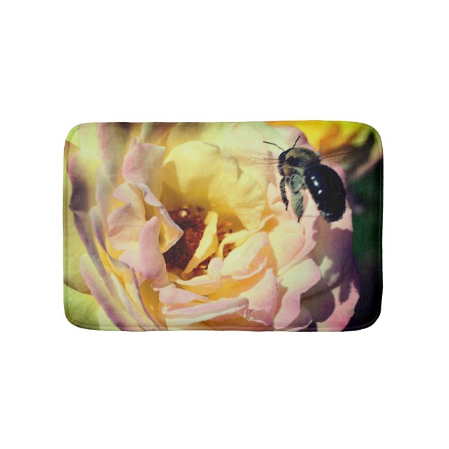 Humla som flyger till Rosa ros närmar sig varandra Badrumsmatta (Framsidan)