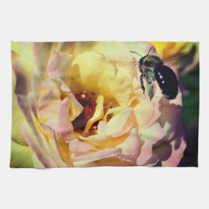 Humla som flyger till Rosa ros närmar sig varandra Kökshandduk