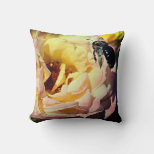 Humla som flyger till Rosa ros närmar sig varandra Kudde