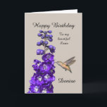 Hummingbird Grattis på födelsedagen Sister, Denise Kort<br><div class="desc">"Hummingbird Grattis på födelsedagen Sister,  Denise" av Catherine Sherman.
En hummingbird sipping nectar från en lila delphinium skapar ett vackert hälsning under en födelsedag. Du kan anpassa det här kortet med valfri namn och tillfälle.</div>