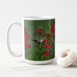 Hummingbird i kardinalblomman kaffemugg