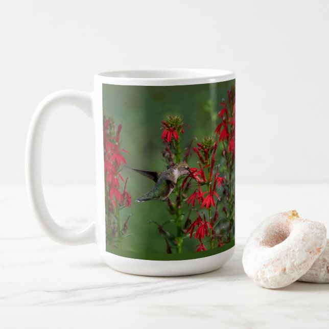Hummingbird i kardinalblomman kaffemugg (Med munk)