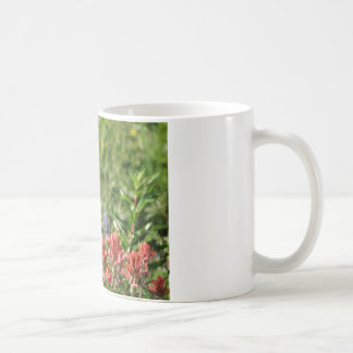 Hummingbird i vild blommor kaffemugg