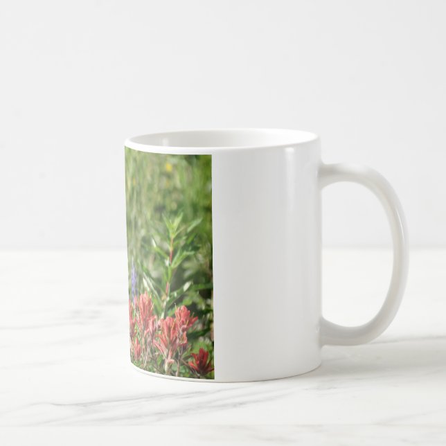 Hummingbird i vild blommor kaffemugg (Höger)