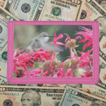 Hummingbird in Flight and Rosa Flowers<br><div class="desc">För hummingbird och natur fläkt! Säkra pengar och kredit-kort med den här plånboken som innehåller fotobilden av en liten hummingbird över rosa blommor. Markera din plånbok färg.</div>