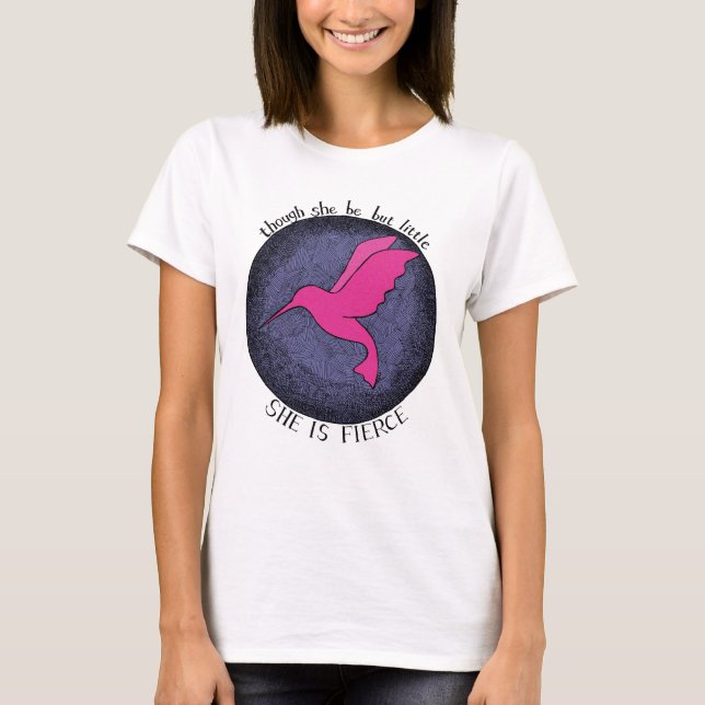Hummingbird Little, men hon är ett eldcitat T Shirt (Framsida)
