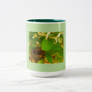 Hummingbird Nestled i Honeysuckles Två-Tonad Mugg