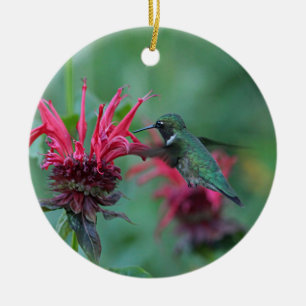 Hummingbird som matar på rosa blommor julgransprydnad keramik