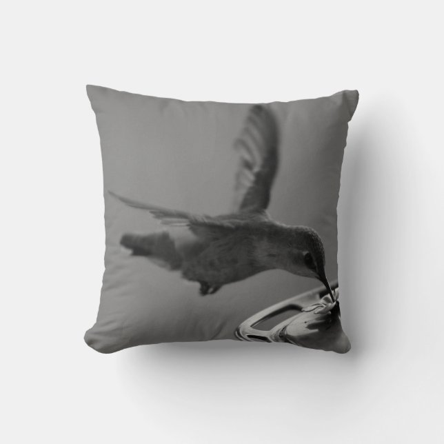 Hummingbird vid Feeder Black och White 3 eller 3 Kudde (Framsida)