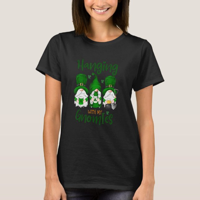 Humor Funny Hanging med mina Gnomies Shamrock St P T Shirt (Framsida)