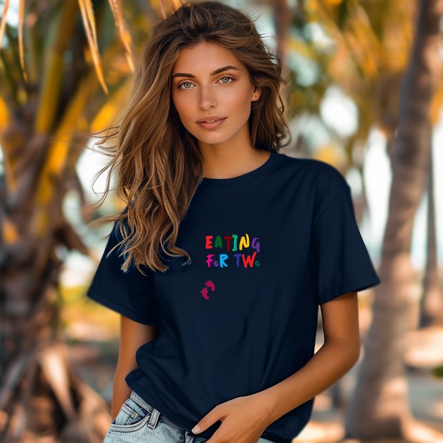 Humoristisk graviditets fingeravtryck färgrik t shirt (This pregnancy T-shirt makes a statement with fun fingerprint design and "eating for two" message)