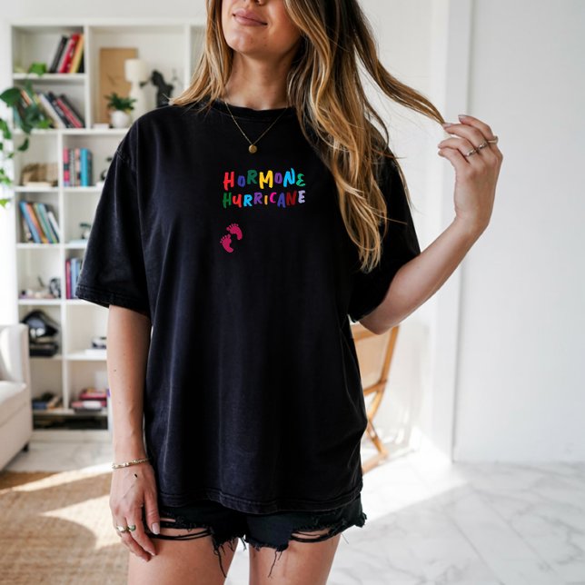 Humoristisk graviditets fingeravtryck färgrik t shirt (Humorous pregnancy fingerprint colorful T-Shirt. Phrase "Hormone hurrigane" adds a touch of humor. )