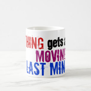 Humoristisk sista minuten-prokretiserande typograf kaffemugg