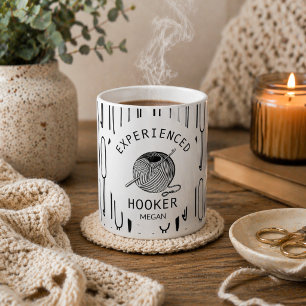 Humoristisk svart-vit virkad design kaffemugg