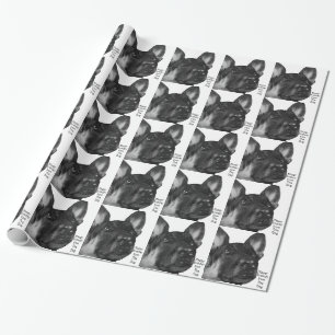 Humoristisk tysk herde som slår in papper presentpapper