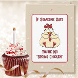 Humous Sassy Chicken Tecknad Funny Birthday Kort<br><div class="desc">Vill du ha ett humoristiskt kort som får dem att skratta högt? Det här kycklingfödelsedagskortet är sassande och sarkastiskt.. tecknaden!</div>
