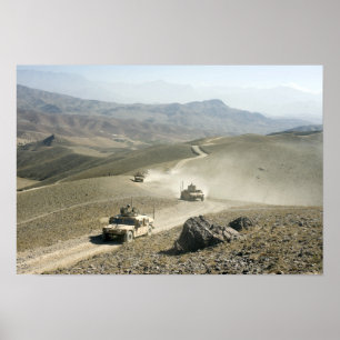 Humvees kör igenom svåra bergsvägar poster