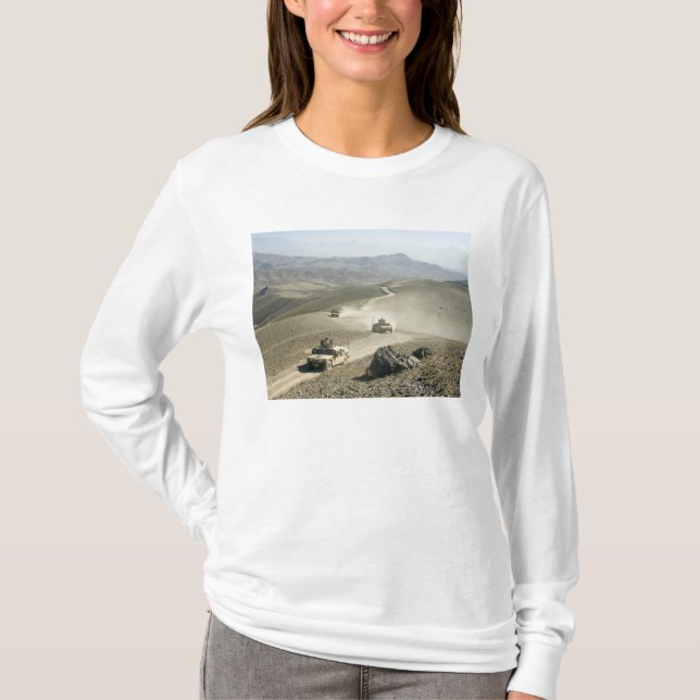 Humvees kör igenom svåra bergsvägar t-shirt (Framsida)