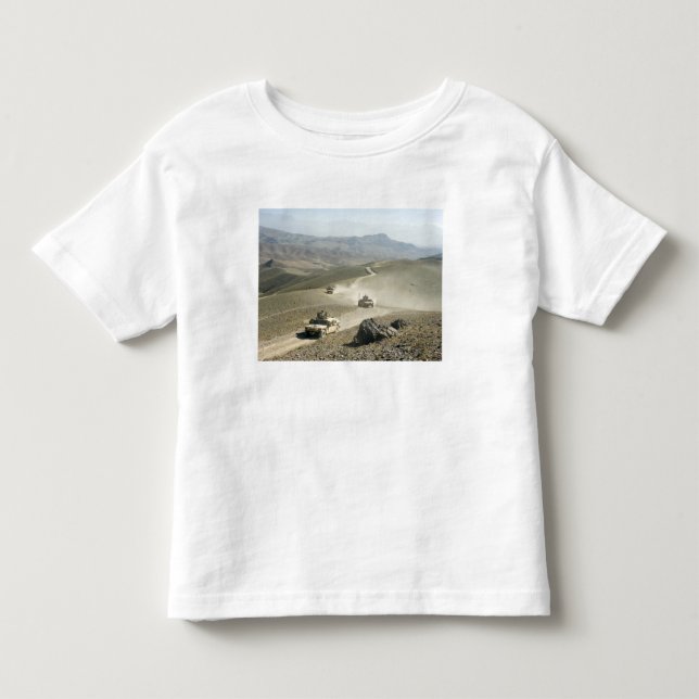 Humvees kör igenom svåra bergsvägar tee shirt (Framsida)