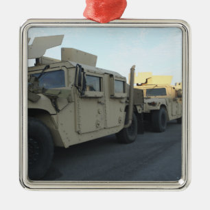 Humvees sitter på pir på den Morehead staden Julgransprydnad Metall
