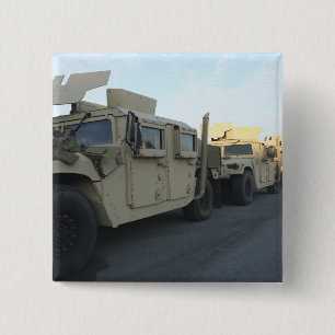 Humvees sitter på pir på den Morehead staden Knapp