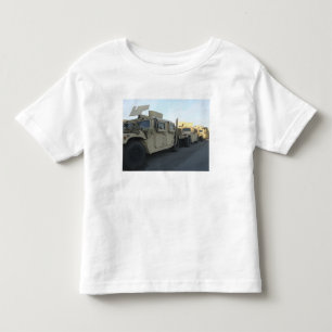 Humvees sitter på pir på den Morehead staden T-shirt