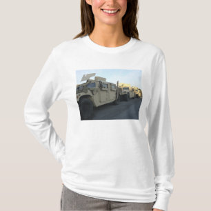 Humvees sitter på pir på den Morehead staden T Shirt