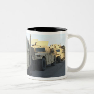 Humvees sitter på pir på den Morehead staden Två-Tonad Mugg