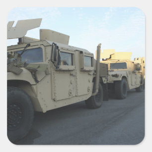 Humvees sitter vid piren i Morehead City Fyrkantigt Klistermärke