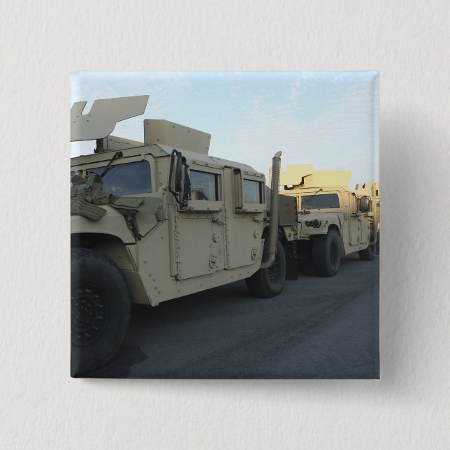 Humvees sitter vid piren i Morehead City Knapp (Framsida)