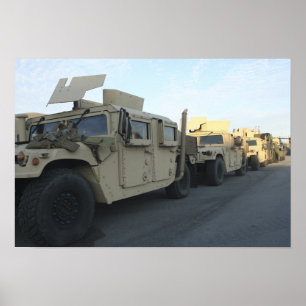 Humvees sitter vid piren i Morehead City Poster